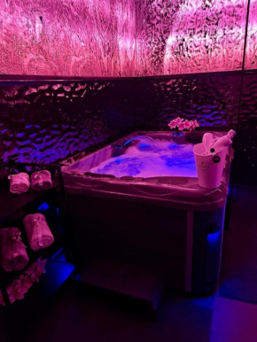 Love Room Secret-private jacuzzi spa Bucuresti